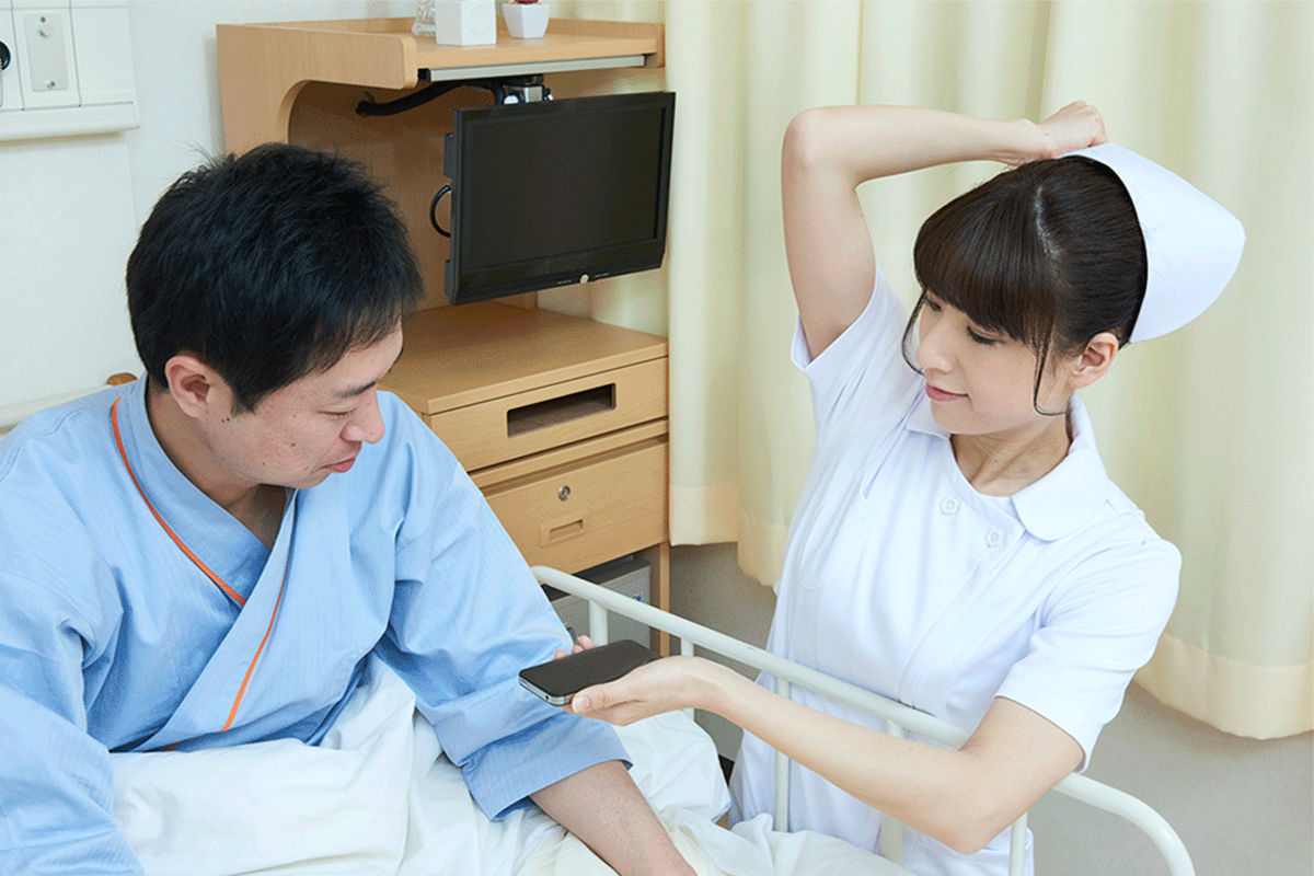 患者のスマホを肘で割る看護師 スキマナース